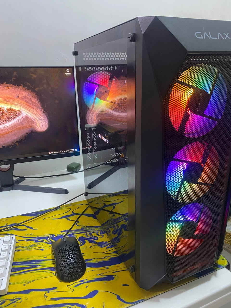 مواصفات التجميعة (الكيس والشاشة)
المعالج: Intel Core i5-9400F

​كرت الشاشة: NVIDIA RTX 3050 8GB

​الرام: 16GB DDR4 (2x8) 3200MHz

​المذربورد: MSI Z390M-S01

​التخزين: SSD 256GB (للنظام) + HDD 1TB (500GB x2)

​الباور والكيس: Power 500W + Case Galaxy

​الشاشة: MASS 24" / IPS / FHD / 144Hz

​النظام: Windows 10 Pro 

​💰 تفاصيل الأسعار (بالدينار العراقي)

​سعر الكيس (وحده): 700 ألف

​سعر الشاشة (وحدها): 125 ألف

​العرض الكامل (كيس + شاشة): 800 ألف
***********
