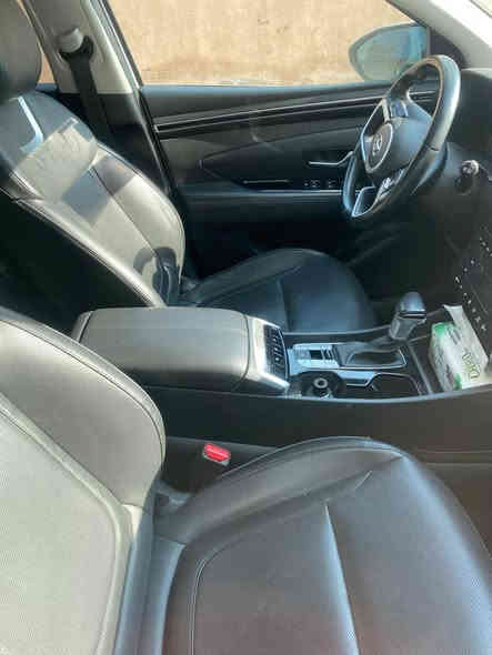 هونداي توسان ✔️
موديل 2023 
فقط باب خلفي عكس السايق مبدل نفس نفس الون 
فول موصفات تننه فول بانوراما كشنات جلد السياره جدا نضيفه مثل ما موضح بل صوره مكان السياره الانبار هيت  للاستفسار اكثر ***********
سعر السياره 195ورقه 💲
