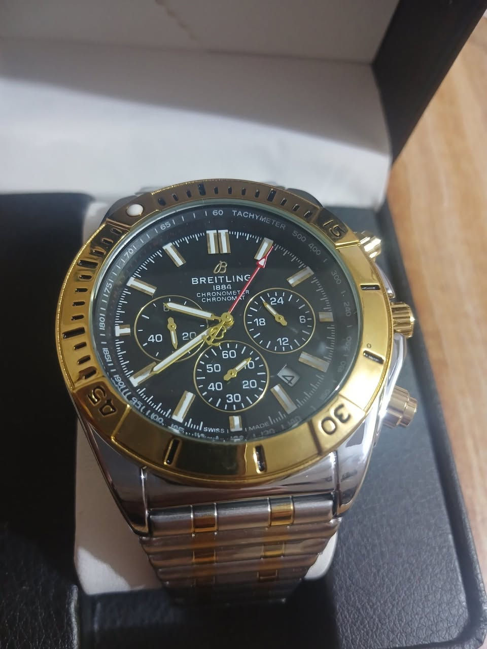 ساعه باله كرونوغراف فاخرة تتميز بلبسها الجذاب طلعتلي بهذا الشكل مع علبته الاصليه 30 الف مع التوصيل بالعافيه الي ياخذها 

المميزات:
المينا: أسود مع عدادات فرعية للكرونوغراف ونافذة للتاريخ.
سناتر كله شغاله 
قطرها 45
الإطار: إطار دوار أحادي الاتجاه باللون الذهبي مع مؤشرات بارزة.
الحركة: تتوفر النسخ الأصلية بمحرك أوتوماتيكي (Automatic)، بينما تتوفر بعض النسخ في الأسواق بمحرك كوارتز (بطارية).


**إذا كنت صاحب هذا الإعلان وتريد حذفه لأي سبب، رجاءا أرسل رسالة إلى الدعم الفني**