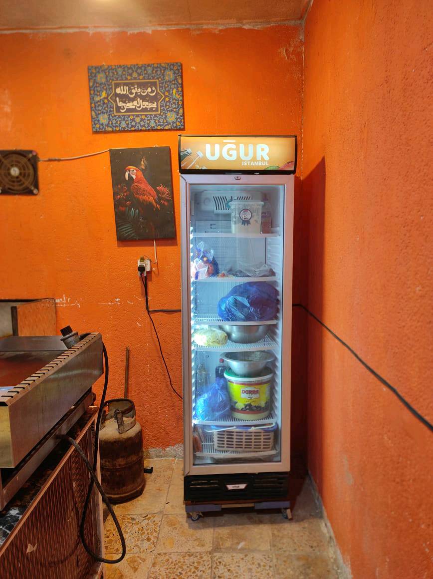 أعرض معدات مطبخ مركزية للبيع تشمل براد عرض من علامة UGUR بحالة جيدة، أدوات تحضير الأطعمة مثل مفرمة لحوم يدوية وفرن مسطح مع جريل للطبخ. جميع الأجهزة تعمل بكفاءة وجاهزة للاستخدام التجاري. فرصة رائعة لأصحاب المشاريع الصغيرة أو المطاعم الناشئة.