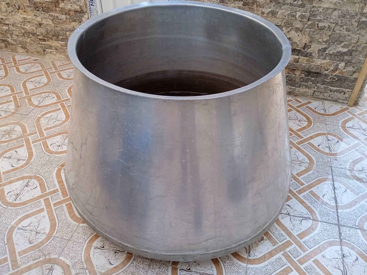 السلام عليكم
قدر قيمة و هريسة  جديد و نضيف للبيع 
ياخذ طبخ ١٠٠ كيلو او اكثر 
السعر ٤٥٠ قابل للتفاوض 
ملاحضة:- فافون ثقيل 
الموقع:- الوردية خارج 
الرقم :- ***********
