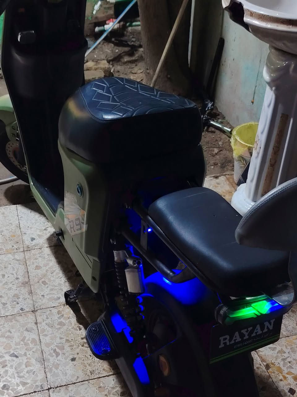 دراجة r9 ريان فول مواصفات 
5 باتري 
ملف نحاس 1200 واط 
لون زيتوني طافي ملكي 
دراجة عملية موقع الزبير  
السعر 350 وبي مجال بسيط
رقم الهاتف ***********
