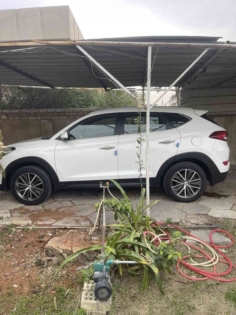 السلام عليكم.    توسان القاصد موديل ١٨مقفولة كير محرك  على وضع الشركة بيه صبغ في حافت البنيد اثر دعجة بسيطة وفي نهاية الباب الخلفية الأيمن شي بسيط ماشية ٦١ كيلو محرك دوش بسمي رقم بغداد  السعر ١٧٥ورقة وبيه مجال رقم الهاتف***********  الموقع بغداد
