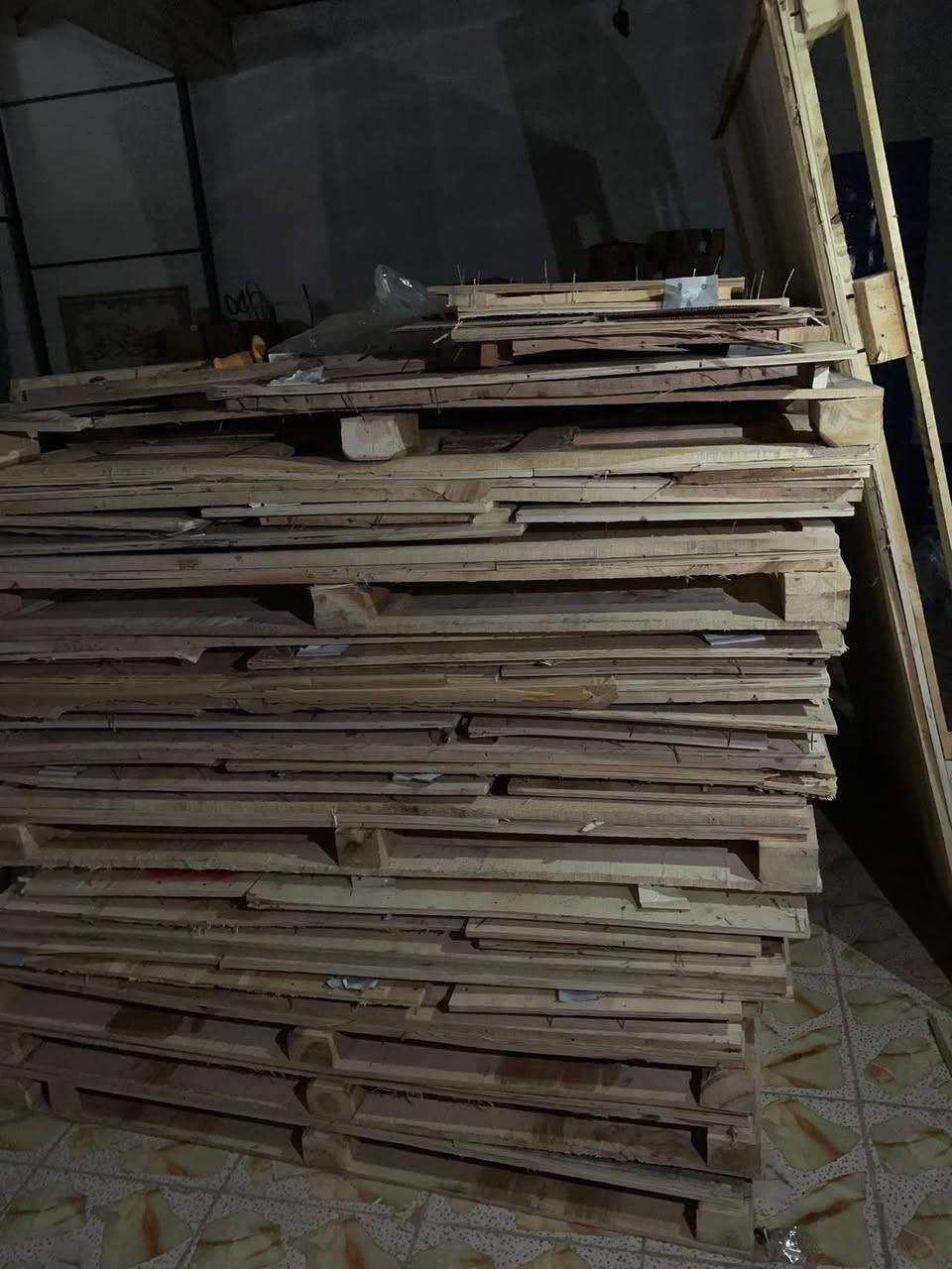سكيب بلوك مترين في متر و نص يجي ارضيه و صفاح 4 و سقف صندوق سعر الواحد 35 معه المجال مكاني نجف 
***********

