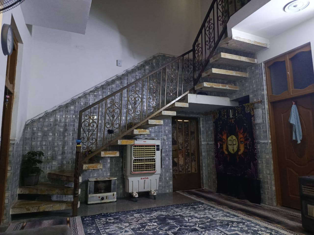 سلام عليكم دار للبيع  طابو صرف المساحه 150متر الموقع حي عدنان خلف المدرسه على شارع 20  البيت طابقين يحتوي على استقبال 4اله ربع في6اونص غرفه نفس القياس المطبخ 3اوربع في5 غرفه 4في5 صاله 4في 7 صحيات خارجيه اوداخليه الاستفسار الإتصال *********** ***********
