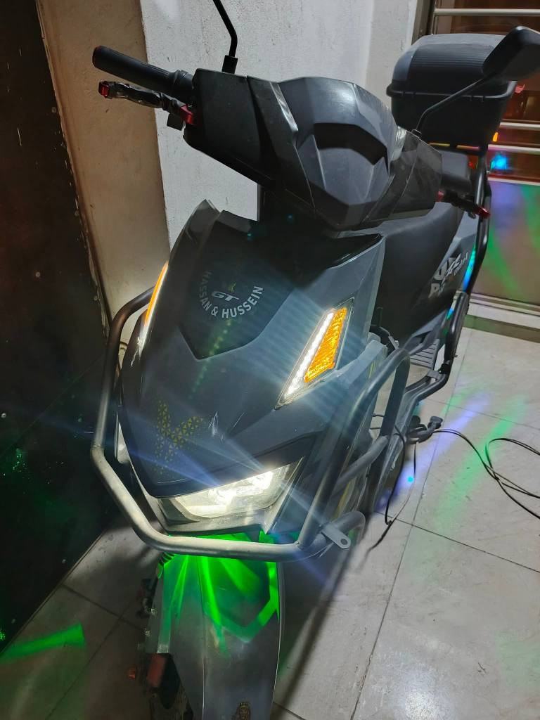 السلام عليكم 
دراجه شحن نوع سكنس موديل 2025 للبيع
ملف 3800 
بطاريات بحاله جيده جدا 
مكاني بغداد الغزالية 
السعر 900 وبيها مجال 
*********** بغداد, العراق
