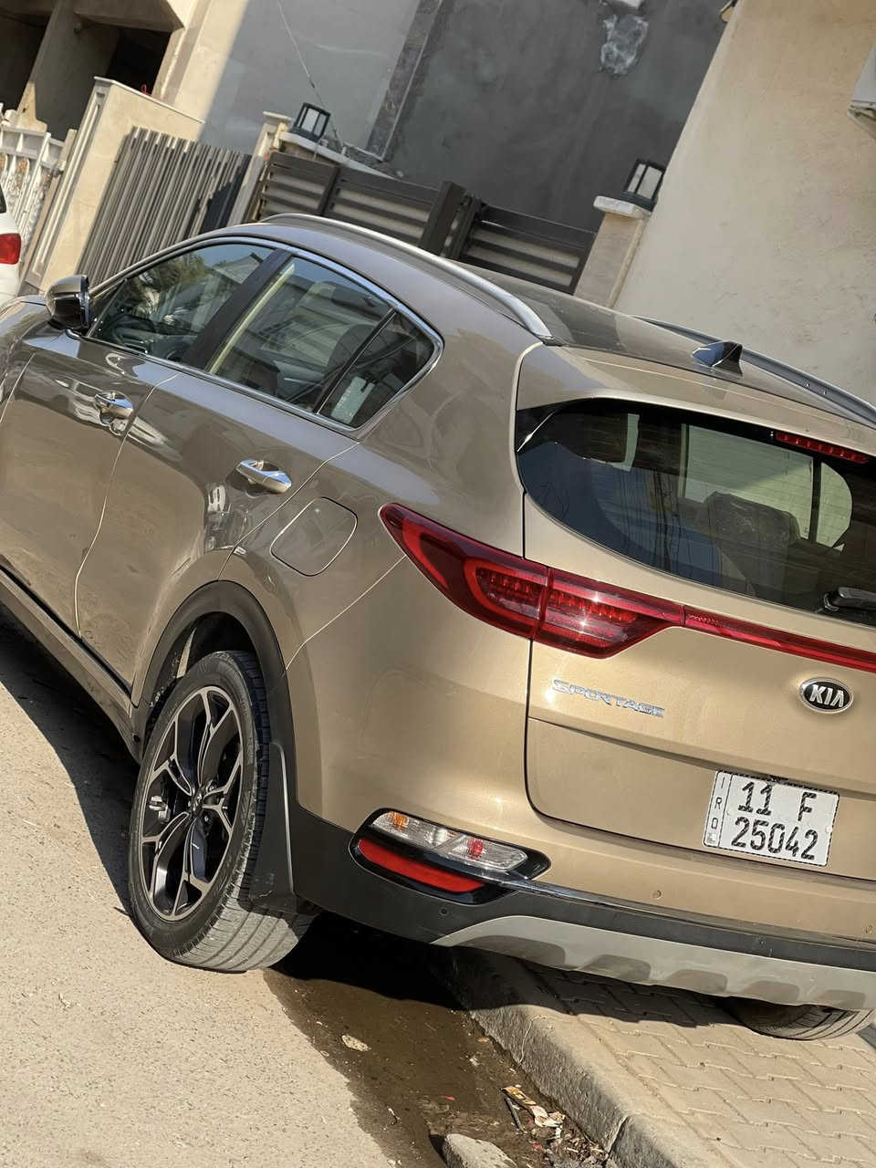 السلام عليكم
سبورتج جي تي لاين خليجي موديل 2020 
استلام المجموعه العراقيه الدوليه والرقم بغداد الدولي الجديد باسمي  
كير ومحرك مكفول 

السيارة (( بيها صبغ نص باب السائق والخلفيه تبديل + صبغ 

والجاملغ الخلفي كلير  ))   موضحة بالصور 

فول مواصفات 1/1 لمتد 

المواصفات :

 🛑بانوراما

محرك 2000 دوش 

 🛑بصمة

 🛑هاند بريك بصمة 

 🛑شاشة نفكيشن

 🛑تحكمات ستيرن

 🛑جنطة بصمة

 🛑كشنات جلد

 🛑حساس امامي خلفي

 🛑كامرة دوارة

 🛑كراسي كهرباء

 🛑 لايت لد

 وباقي المواصفات المعروفة بهذه الفئة 

ماشية  126 الف 

السعر : (188$) 

مكاني بغداد / الوزيريه  
الاتصال على الرقم 

***********
