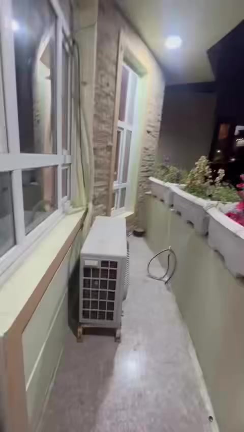 سلام عليكم يوجد دار للايجار طابق اول موقع حي الجامعه سعر ٦٠٠ الف الاستفسار مكتب ابو احمد *********** سيف
