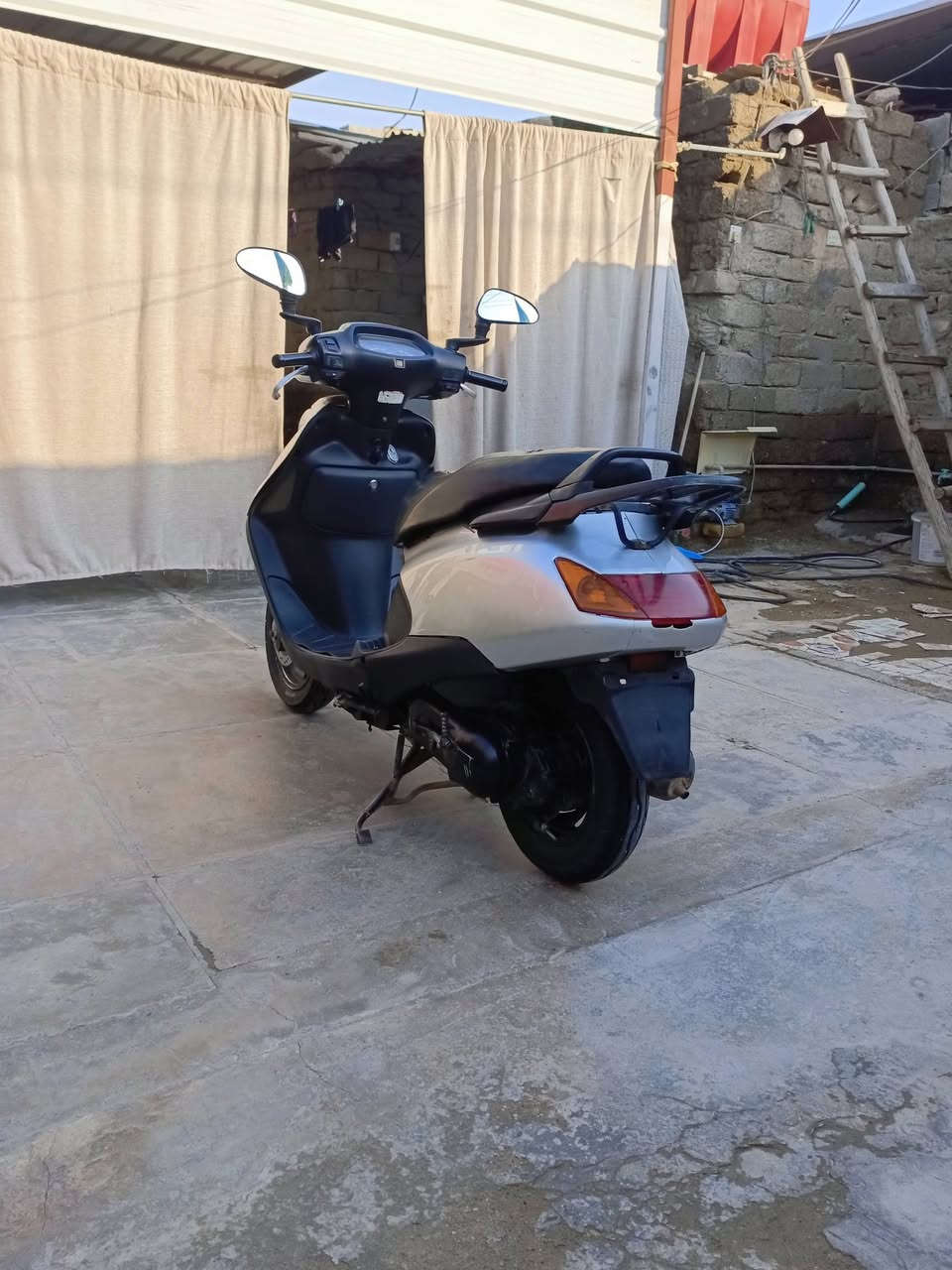 سلام عليكم  درجة سبيسي ياباني كفرات اصلي درجة صوت ناعم خرسه بل مشي خير من الله لا تنقص وله دخن نقصه بس باتري دك هندر وطلع وين ماتريد سعر475 و بيه مجال مكاني زورجات بحي جهاد رقمي ***********
