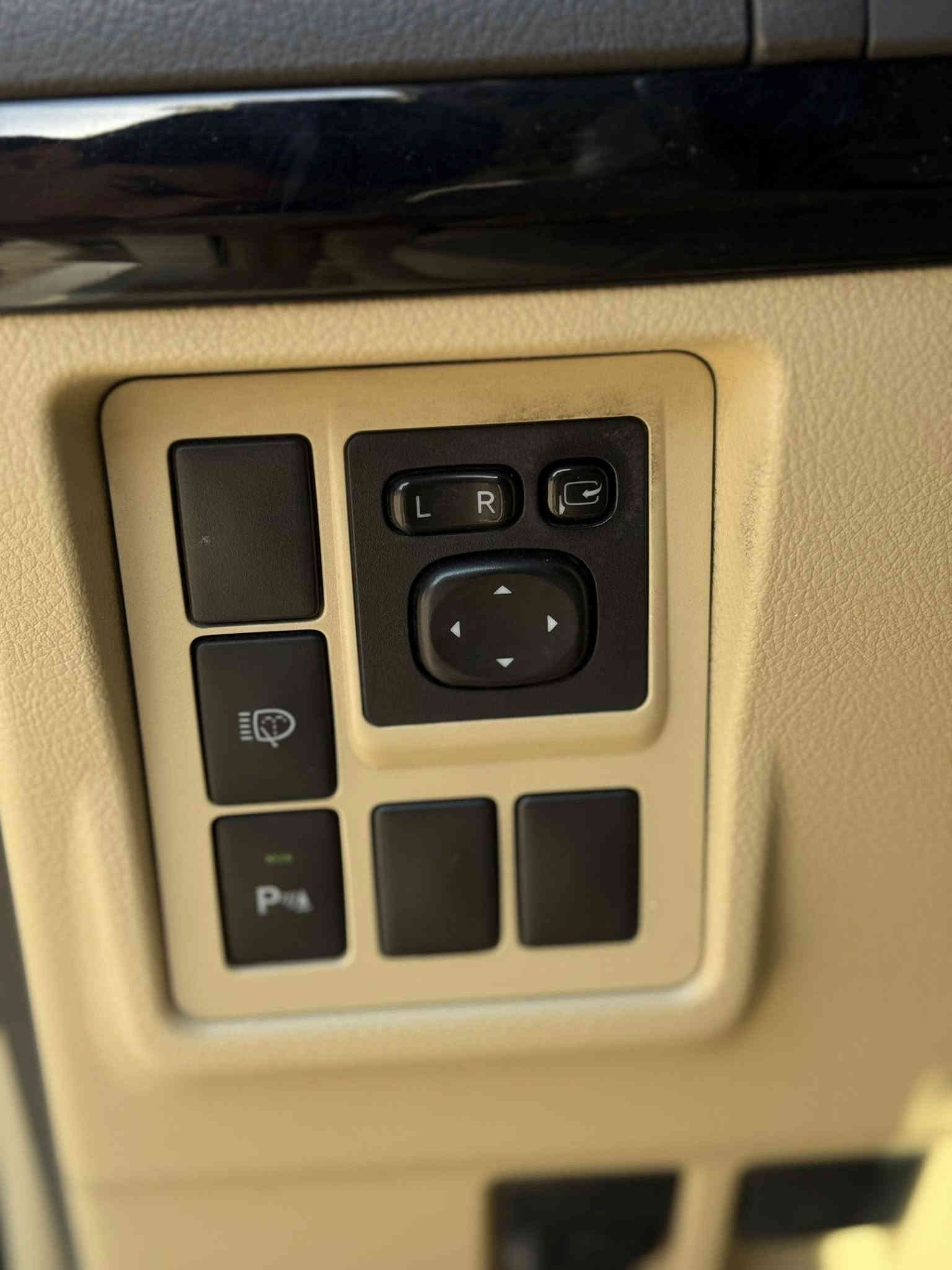 السلام عليكم 
برادو 2017
سياره مواصفات TX.L
فول ورقم أربيل بأسمي 
ماشيه 97 ألف بلادي 
محرك 6 سلندر 
سياره حيل جديده بيها بس قبغ الصندوق كلير اثر شخط 
تخم تاير جديد دوشمه دهن سياره مال بيت ومعتنين بيها 
مكانها بل رمادي 
السعر 36 ألف وبيها مجال 
***********
***********
