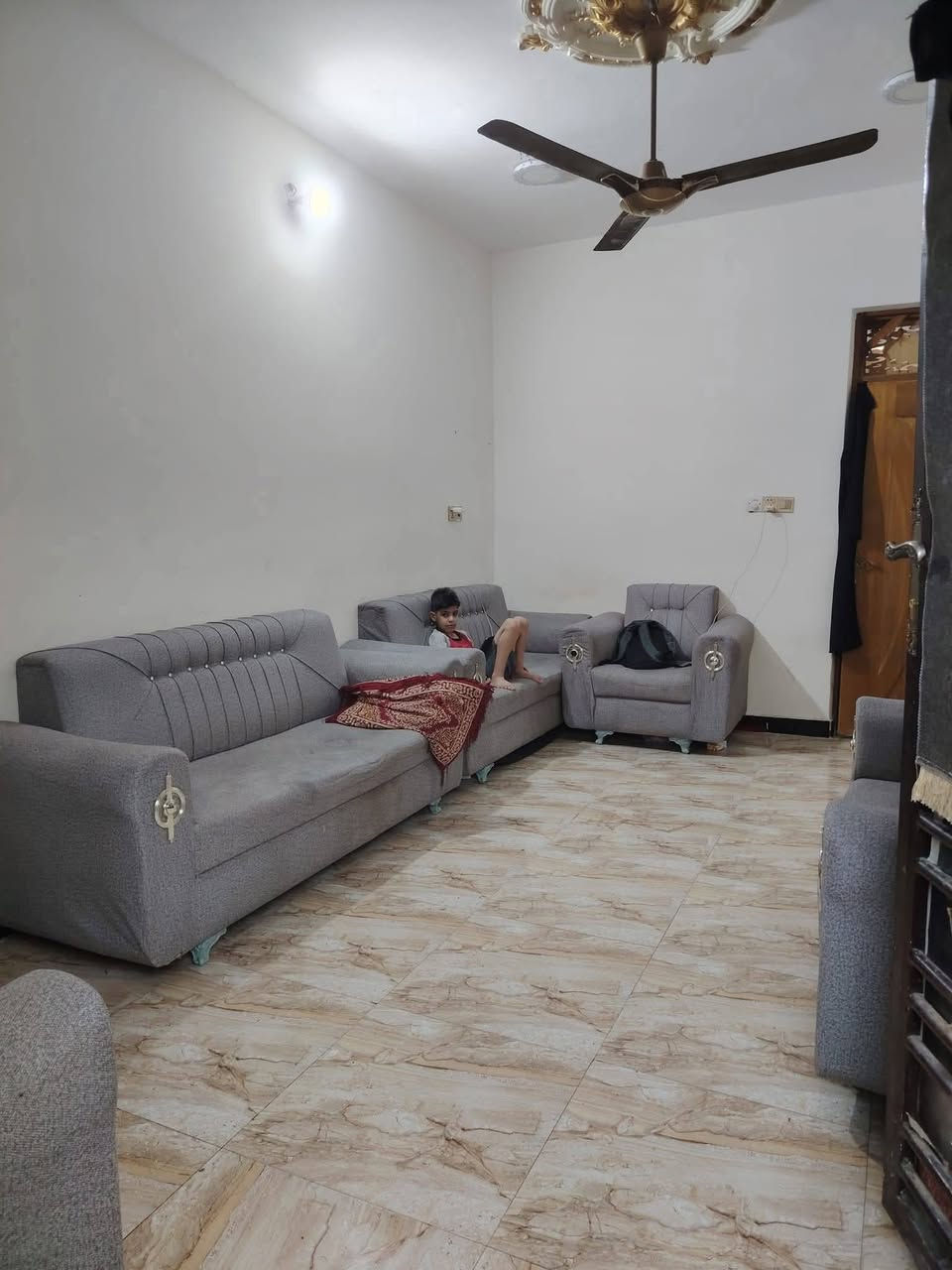 بيت للبيع بالتقيه الثالثه قرب  حسينيه باب الحوائج ساحه توديع يتكون غرفه مطبخ صاله استقبال مجمع صحيات مساحه  100 متراستفسار المراسه الواتساب رجاء او اتصال***********. ***********م مراجعه مكتب 🏢 العاصمة للعقارات والمقاولات العامه العنوان ام الخيل ساحه الاحتفالات قرب البلديه الجديده السعر 40 بي مجال
