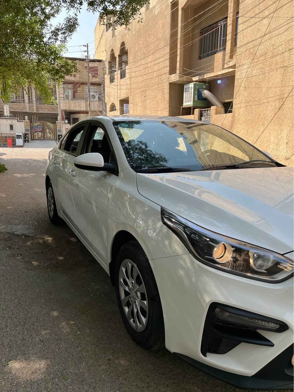 السلام عليكم سيراتو خليجي موديل 2020 محرك 1600 ماشيه 62,000 ألف كيلو ، السياره جديده ومكفوله من الصبغ وبيها طخه صغيره كلش يم قبغ البانزين ما مبينه والباقي كله مكفول ، داخل أسود ، مواصفات اعتياديه ، السياره جاهزه وبأسمي شخصياً ، مكاني بغداد الإعلام شارع البداله ورايدها ب 160 
رقمي *********** بغداد, العراق
