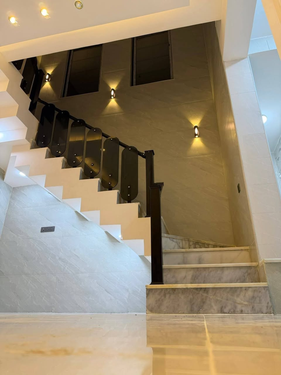 🏡 دار للبيع — 200 متر طابو صرف
📍 الموقع: حلّة شارع 80 جهة كربلاء قرب جامع الرحمن، ويبعد فقط 200 متر عن شارع 80
ومقابل المدرسة

🔹 تفاصيل الدار:
▪️ 4 غرف نوم
▪️ غرفتين بالطابق الأرضي
▪️ غرفتين بالطابق الثاني
▪️ الهول مفتوح على الصالة مع باب دفترية

🔹 مواصفات البناء :▫️ أرضيات بورسلين▫️ المطبخ مغلف بورسلين هندي من أرقى الأنواع▫️ مطبخ حار وبارد▫️ شبابيك دبل جام ▫️ أبواب شبيه القاصه▫️ سحبات بالجدران▫️ سقوف جبسن بورد

للتواصل او الاستفسار:
الاتصال على الرقم او مراسلتنا على الواتساب
 ***********
