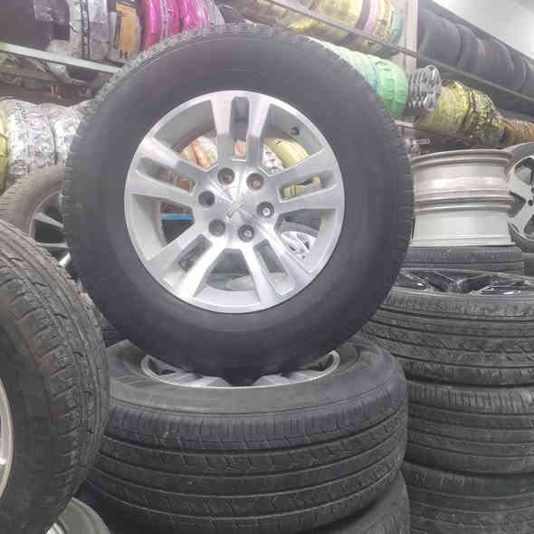 سلام عليكم ورحمة الله وبركاته ويلكب شوفر ليت تاهو قياس ١٨ اصلي وتخم تاير جديد اخو الجديد عنوان كوت       مركز المدينه *********** السعر ٥اوراق. يرهم مراوس ويرهم بيع
