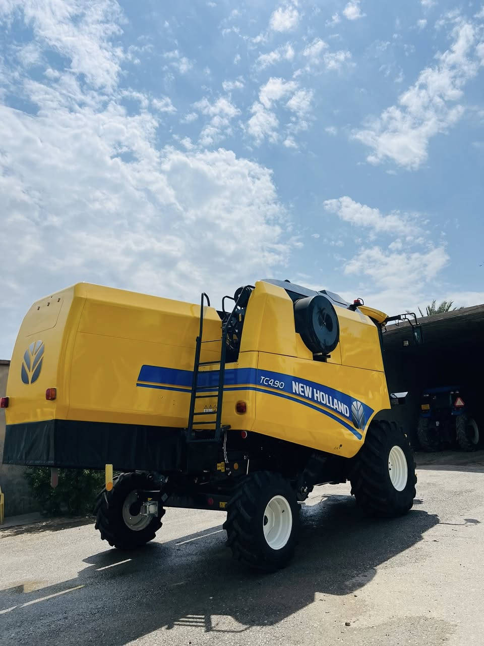 السلام و علیکم للبیع حاصدة اربع بلم فول مواصفات مودیل ٢٠٢٤رقم و سنوية سلیمانية مشغل٧٠٠ساعە فقط مکفول کفالە عامة ***********📞
