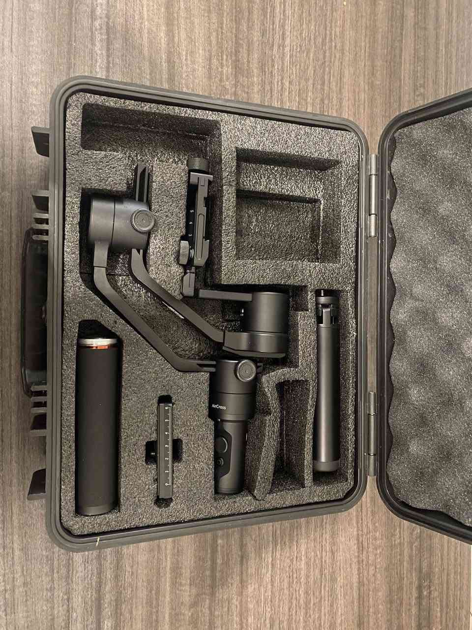 للبيع مانع اهتزاز للكاميرا والهاتف من شركة (ronin moza air) الجهاز نضافتة 100% مع كامل اغراضة للتواصل على الماسنجر او على الواتس اب (***********)
