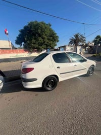للبيع مستعجل  بيجو  206 بلاديه بدون صبغ  مكينه كير كفاله ع الفحص شادهن...