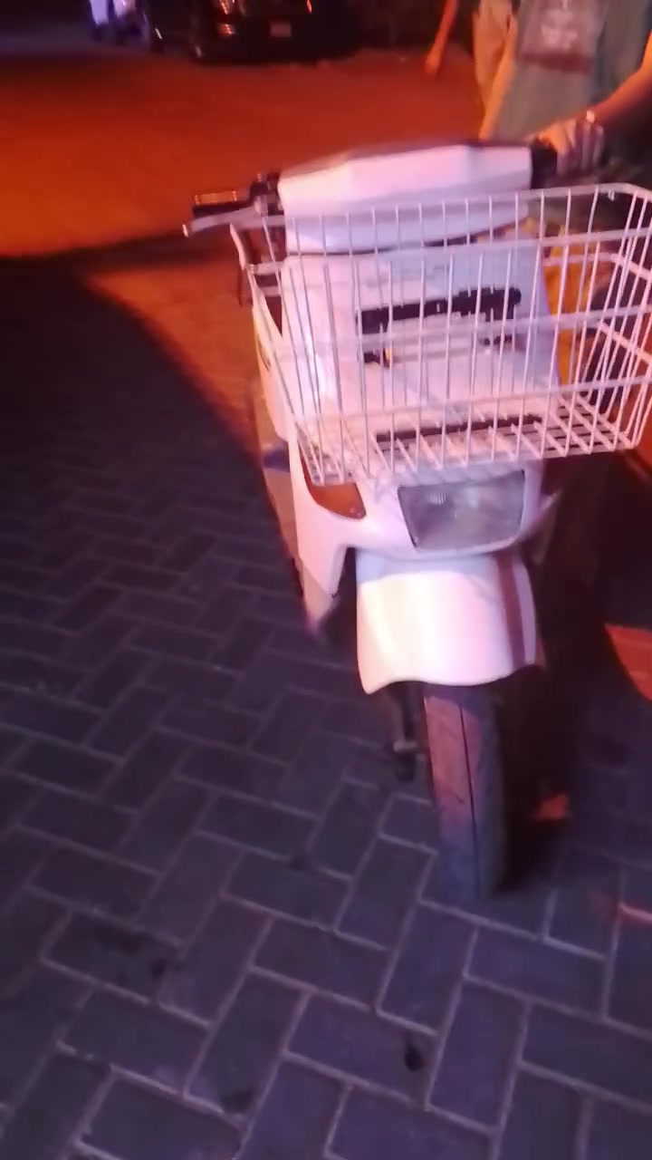 سلام عليكم شباب دراجه بيكم نضيفه كلشي ما بيهه عوزهه سبرنكه مال هندر وبس مكينتهه نضيفه شوته جديده كابريتر نضيف  سعر ٤٠٠ وبيهه مجال عنوان مدينه الصدر للاستفسار ***********
