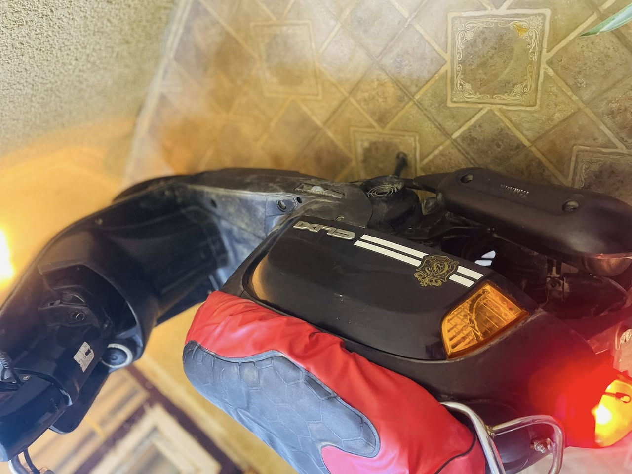 السلام عليكم دراجه بوليس 2007 سرعتها 120 نضافه فول شلعه ومعدل مكينه بدون تبخير مابيها اي دخان على وضع البلادي تاري تايرات كلها جديد كهربائيات كلها شغاله نكره سلف بدون مدوس بانزين  السعر 875 وبيها مجال مكان الدراجه تكريت اتصل وتدلل ***********
