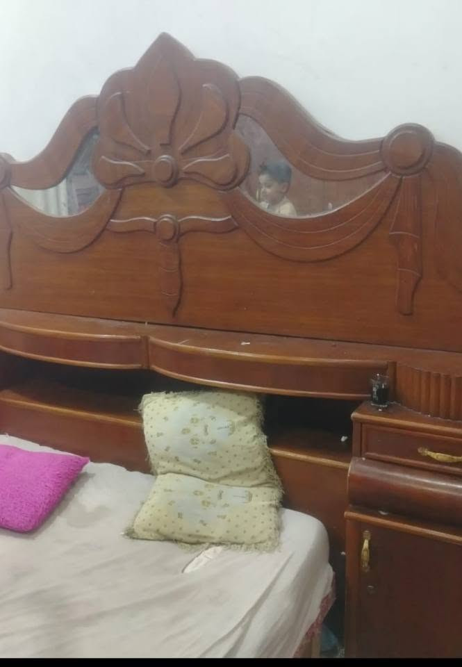 ميز وجربايه وزاويه  للبيع نضيفات  السعر 150رقم الموبايل ***********
