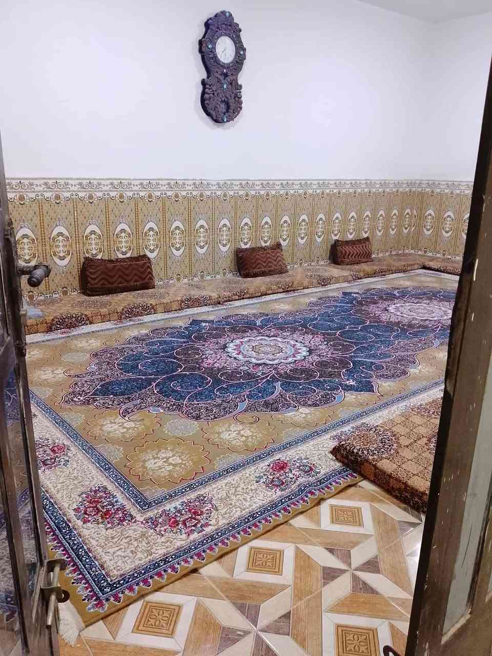 السلام عليكم يوجد بيت للبيع بحي العمال يم هديل ام صالون عل يدك اليمين اخر بيت يم جبل 
ستفسار ***********
