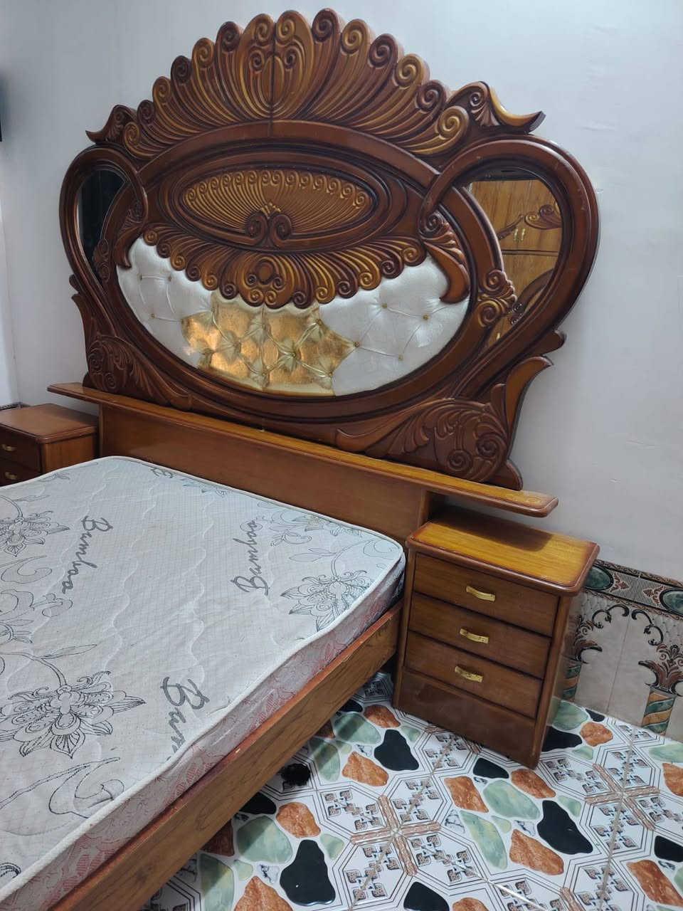 يوجد غرفه اخشاب جديده للبيع البكان قضاء على الغربي الشراي يتصل على الرقم***********
