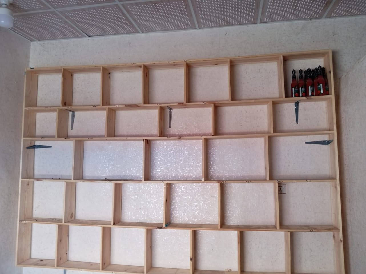 رفوف محل عدد ٧ كبير وصغير للبيع السعر ٢٥٠ وبيه مجال لاستفسار الاتصال على الرقم *********** مكانه الكوت الكريميه
