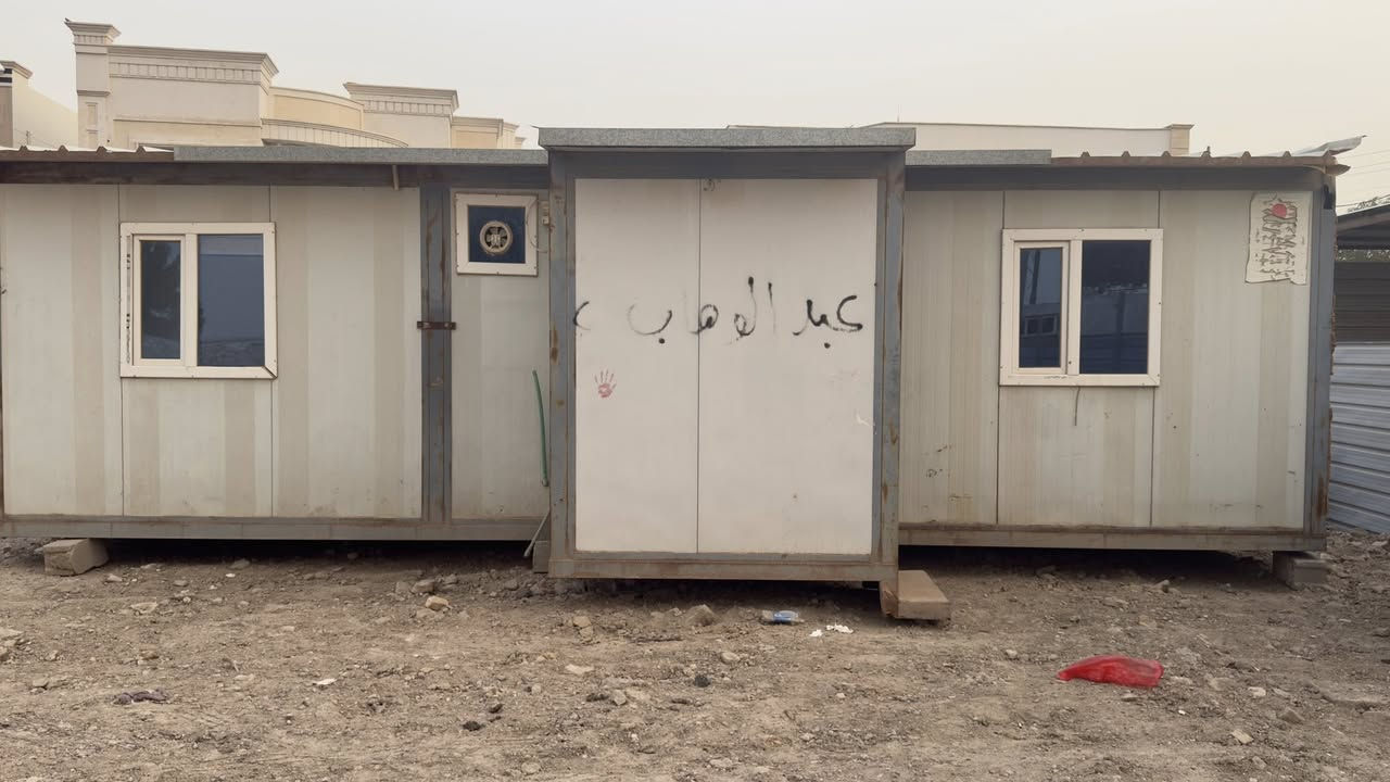 السلام عليكم 
كرفنات للبيع عدد ثنين نفس القياسات الموقع الرمادي للاستفسار الاتصال بلرقم ***********
