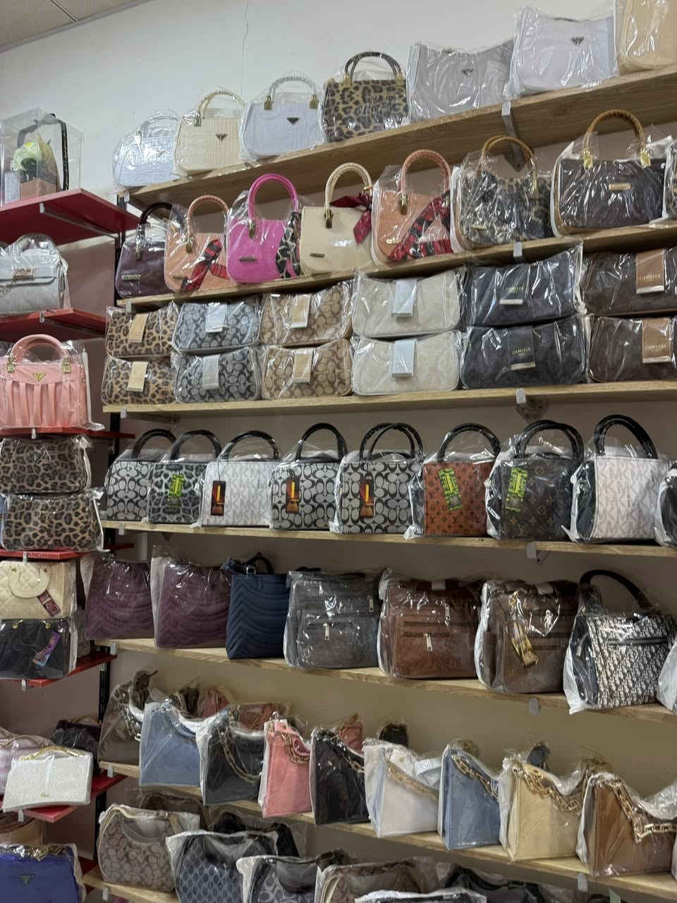 #جميع الأشكال والألوان للعيد 
#جميع الحقائب ب 5. فقط 
هيت حي الجمعيه شارع حامي حميد مقابل مجمع الملكه 
***********
