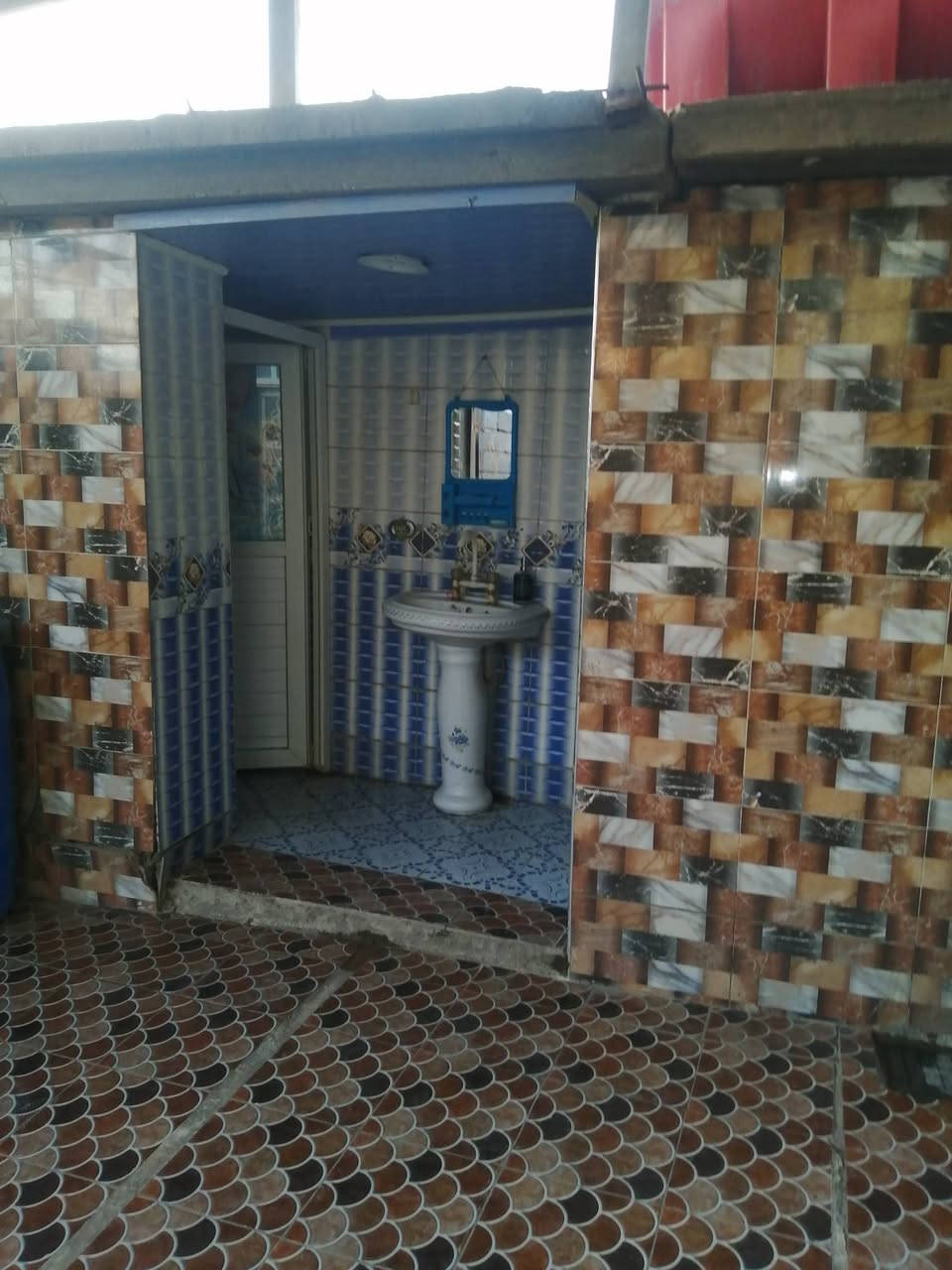 بيت للبيع حي عرار مقابل مجمع الاخوين مساحته 260 م للاستفسار عن السعر وباقي التفاصيل خاص او الاتصال بالرقم ***********
