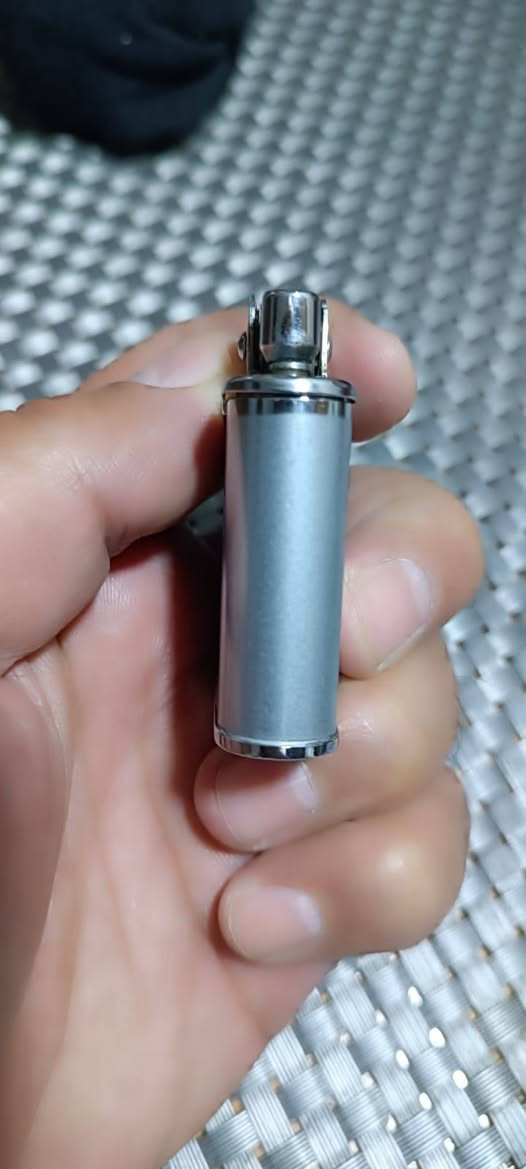 ولاعة كلاسيكية قديمة (Vintage Lighter) تعود لمنتصف القرن الماضي، وتحديداً من طراز Excelsior Corps الشهير.تفاصيل ومواصفات القطعةالتصميم والآلية: تعتمد على آلية إشعال ميكانيكية أوتوماتيكية تعتمد على ضغط الذراع العلوي لرفع غطاء الفتيل وتوليد الشرر (تشبه إلى حد كبير آلية ولاعات رونسون "Ronson" التقليدية من تلك الحقبة).الشعار المكتوب: يظهر في المنتصف شعار محفور داخل شكل معيني مكتوب فيه "EXCELSIOR J-CORPS".مادة الصنع: هيكل معدني متين مطلي باللون الفضي غير اللامع (Satin/Brushed Silver Tone) مع أجزاء علوية مطلية بالكروم اللامع.نوع الوقود: تعمل باستخدام بنزين الولاعات التقليدي (Petrol/Lighter Fluid) والفتيل وحجر القدّاح.تعتبر هذه الولاعات قطعاً أنيقة تستهوي محبي جمع الأنتيكات والنوادر.


**إذا كنت صاحب هذا الإعلان وتريد حذفه لأي سبب، رجاءا أرسل رسالة إلى الدعم الفني**