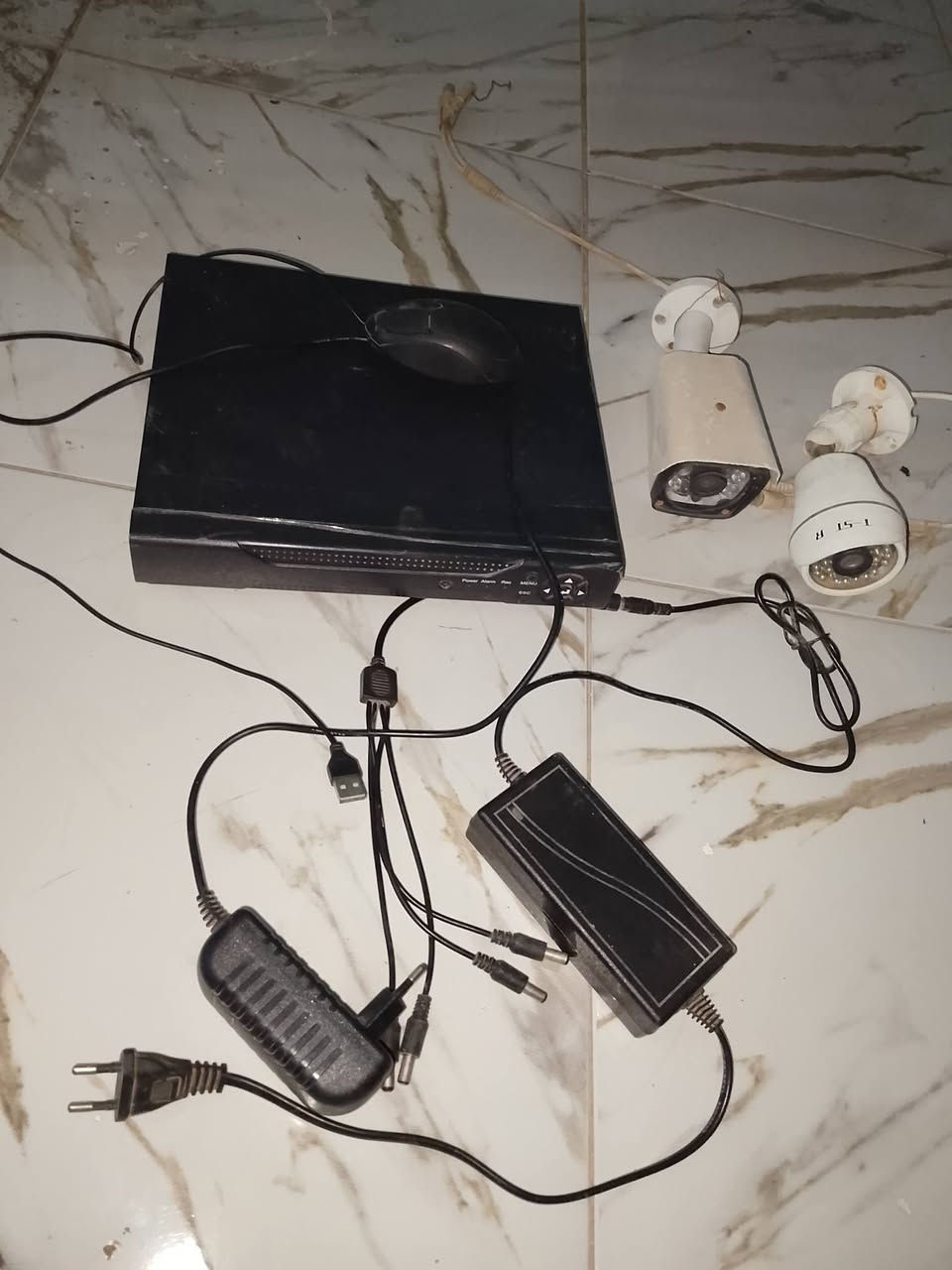 سلام عليكم جهاز وكاميرات  كامله للبيع بس كاميرات مايشتغلن اليريدهن بالخدمه
***********
