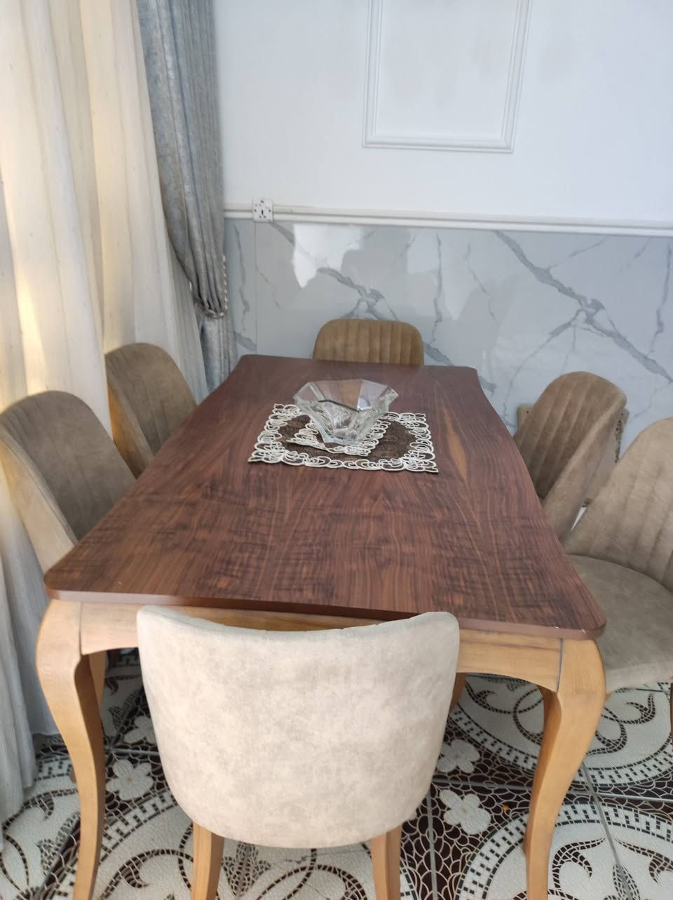 ميز طعام ٦ مقاعد نظيف جدا ..
*********** واتساب
