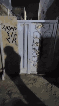 السلام عليكم 
بيت للبيع مساحة كلش حلوة 120م بي غرفتين وصالة ومطبخ وحمامات  
البيت بحالة جيدة يبعد عن شارع عشرين 50 متر يقع في شارع الشهيدين الصدرين
والجوارين خير من الله ناس تتعتب 
 لأن يكولون اسال على الجار قبل الدار 
  السعر 33 وبي مجال  
للاتصال ***********
