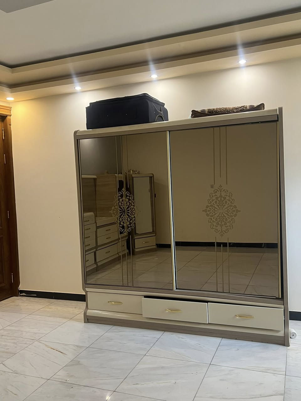 غرفة نوم سنكل نضيفه الغرفه اخشاب قوي تركي السعر مناسب  *********** واتساب فقط
