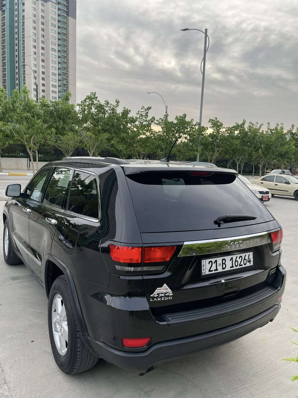 جيب لاريدو موديل 2011 لون اسود بدون قطره صبغ فقط بيه شبر بارد موصفاته كشن كهرباء دبل اكسل تحديد سرعه ول موصفات معروفه سياره جاهزه من كل النواحي مابيه اي نقص السياره بل واقع بعد احله رقمه سليمانيه 

سعر ١٧٠ 
***********
  مکان سلێمانی
