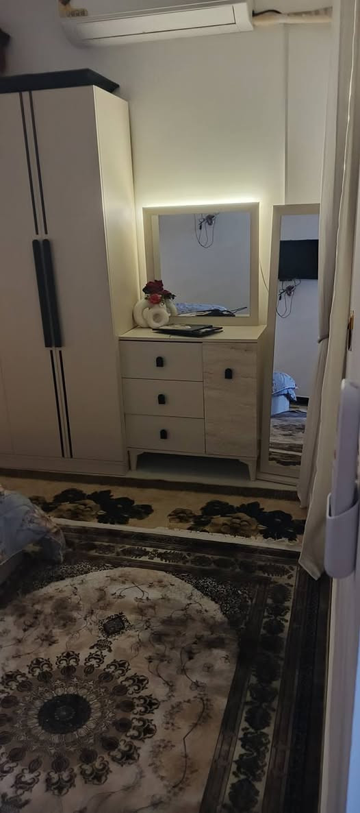 غرفة غير مستعملة الله شاهد اشتريتهة اومستعملتهة المندر وياها عدا المراية العامودية رايدهة إب 750الف والله بس المندر صار علي إب200الف و الغرفة ابنص سعرها الي رايدهة أي راسل الرقم /***********
