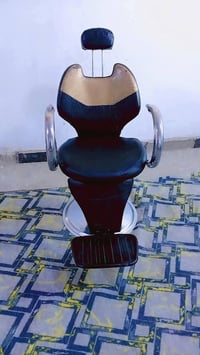 كرسي نضيف جدا للبيع السعر ١١٠ وبي مجال للإستفسار الاتصال على الرقم ٠٧٨...