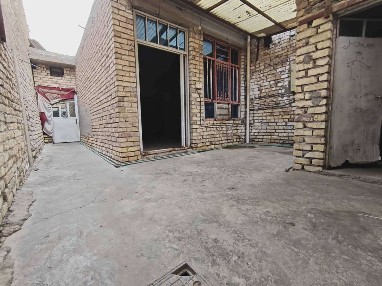 مشتمل لليجار طابق واحد.  
 :الموقع الحسينية  السكلات منطقة 14قريب عله سايدين ال13 و14 بيه ماء وكهرباء كامل 
السعر 175
الرقم  ***********
