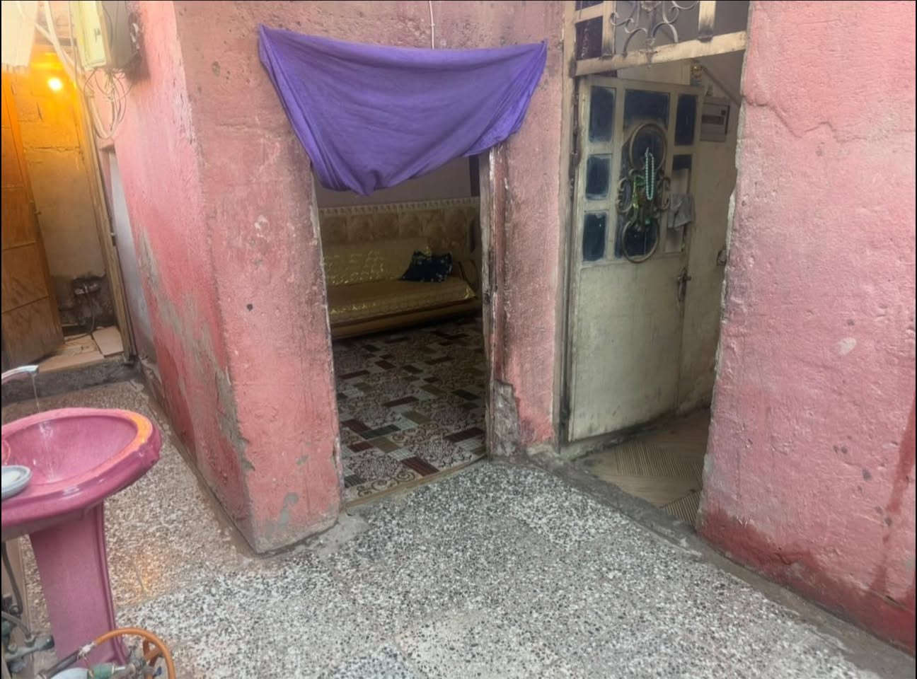 السلام عليكم بيت 120 متر مربع للأيجار مكانه بغداد العماري قطاع 6 ايجاره 200 وبي مجال ويرهم للبيع رقمي واتساب ***********
