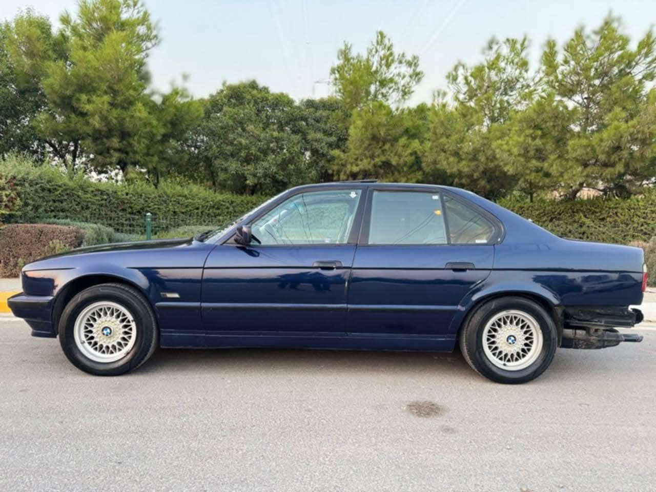 🚨🔥 BMW 525 1992… كلاسيك ألماني 🔥🚨
BMW 525 😈

💥 سعر اقتصادي + حالة مرتبة 💥
الموديل: 1992
الكير: عادي 🚀
الموقع: السليمانية 📍

━━━━━━━━━━━━━━━
🔥 المواصفات:
سلايد 🌤️
جامين كهرباء ⚡
آرم بلاستك أربيل 😎

━━━━━━━━━━━━━━━
🔥 الحالة:
مكينة كابس 💯
موس مقطوع
آرم وأوليات بشرط ✅
گير + مكينة + تقة + رقة بشرط 🔥
داخلية وخارجية نظيفة 😈
مصروف عليها وجاهزة للاستعمال

━━━━━━━━━━━━━━━
🔄 تبديل متوفر مع:
ماليبو
شاهين
ماجستا

━━━━━━━━━━━━━━━
💰 السعر؟

اكتب (BMW) بالكومنت 📩
ويصلك السعر مباشرة على الخاص 🔥

━━━━━━━━━━━━━━━
🚨 عندك سيارة للبيع؟ 🚗
أرسل الصور والتفاصيل، وسنقوم بعرضها على صفحتنا مجاناً 🔥
فرصة للوصول إلى عدد كبير من المشترين 💯

━━━━━━━━━━━━━━━
📍 السليمانية


**إذا كنت صاحب هذا الإعلان وتريد حذفه لأي سبب، رجاءا أرسل رسالة إلى الدعم الفني**