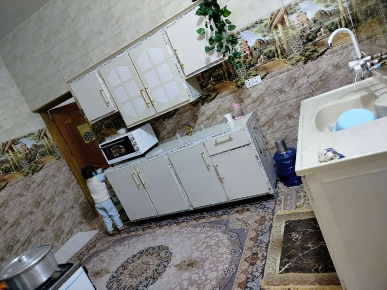 الواجهه 5 ونص  ونزال 21
الطابق الارضي - استقبال - صاله- غرفه -مطبخ - صحيات خارجيه - وداخليه
الطابق الثاني -صاله -وغرفه - وصحيات
العنوان- الفرات شارع شركه حمرابي 
ثاني بيت عن شارع العام مال شركة حمرابي

السعر 140 وبي مجال الستفسار الاتصال على الرقم 
***********
