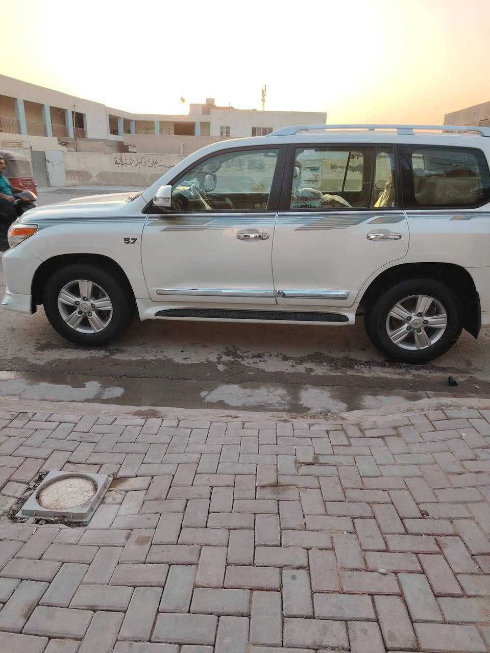 موديل ١٢ مكفوله عدا الدعاميه الاماميه مبدله والقديمه موجوده بدون اي حادث ماشيه ١٣٥ الف حقيقي سياره ما ناقصه اي شي محرك ٨ سلندر ٤٦٠٠ أرغب محرك مراوس ب موديل ١٦ أو ١٧ أو ١٨ مكاني بغداد ***********
