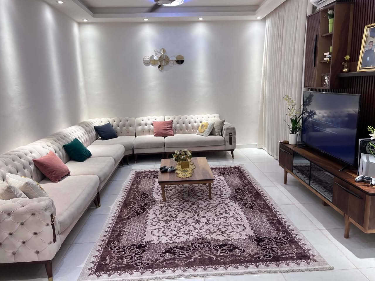 السلام عليكم
دار للبيع في مجمع الغدير السكني في كربلاء ناحية الحر مساحه 200م طابقين يحتوي ع ثلاثه غرف نوم 
وحمام عدد 3 واستقبال وصاله ومطبخ وكليدور
السعر الكلي 280 مقدمه 150 وباقي 130 اقساط شهريا.***********
