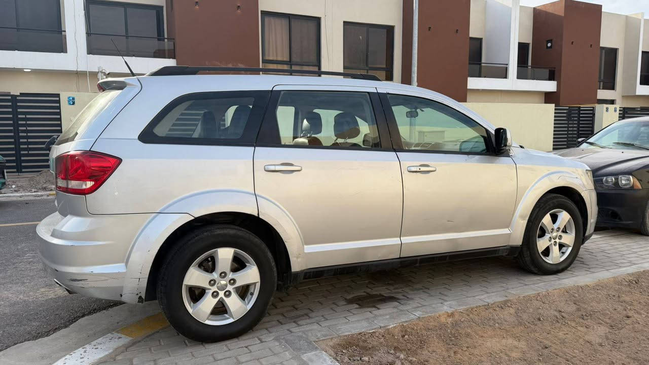 دوج جورني 
2011 
ماشية 114الف رقم بغداد الماني 
عارضها 83وبيه مجال 
للشراي 
عنواني المنصور 
***********
لتراسلني خابرني 
مرواس ما اراوس
