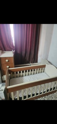 سرير اطفال +دوشك يصير كارك هزاز ويصير سرير الحجم الكبير