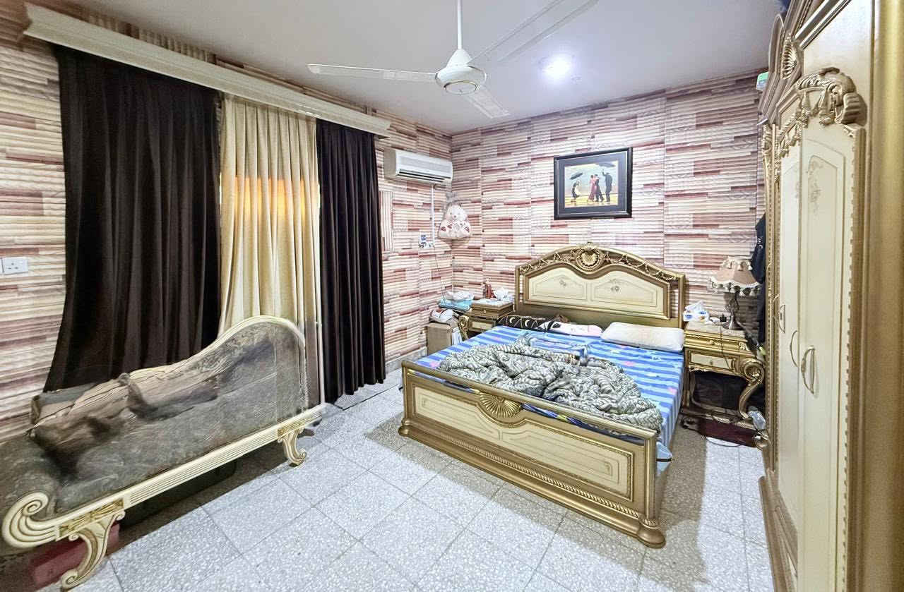 السلام عليكم بيت مساحة 250 م في منطقة الجمجمة قرب جسر بتة على شارع منتجع بابل قرب كورنيش بجوار جبل بابلون يحتوي البيت على مجمع صحيات و 2 غرف نوم وهول وصالة ومطبخ حار بارد ومنور داخلي ومنور خارجي علماً البيت طابق واحد بناء حديث نوع طابوق و زراعي سند
25 للتصال على الرقم *********** بي واتساب واتصال
