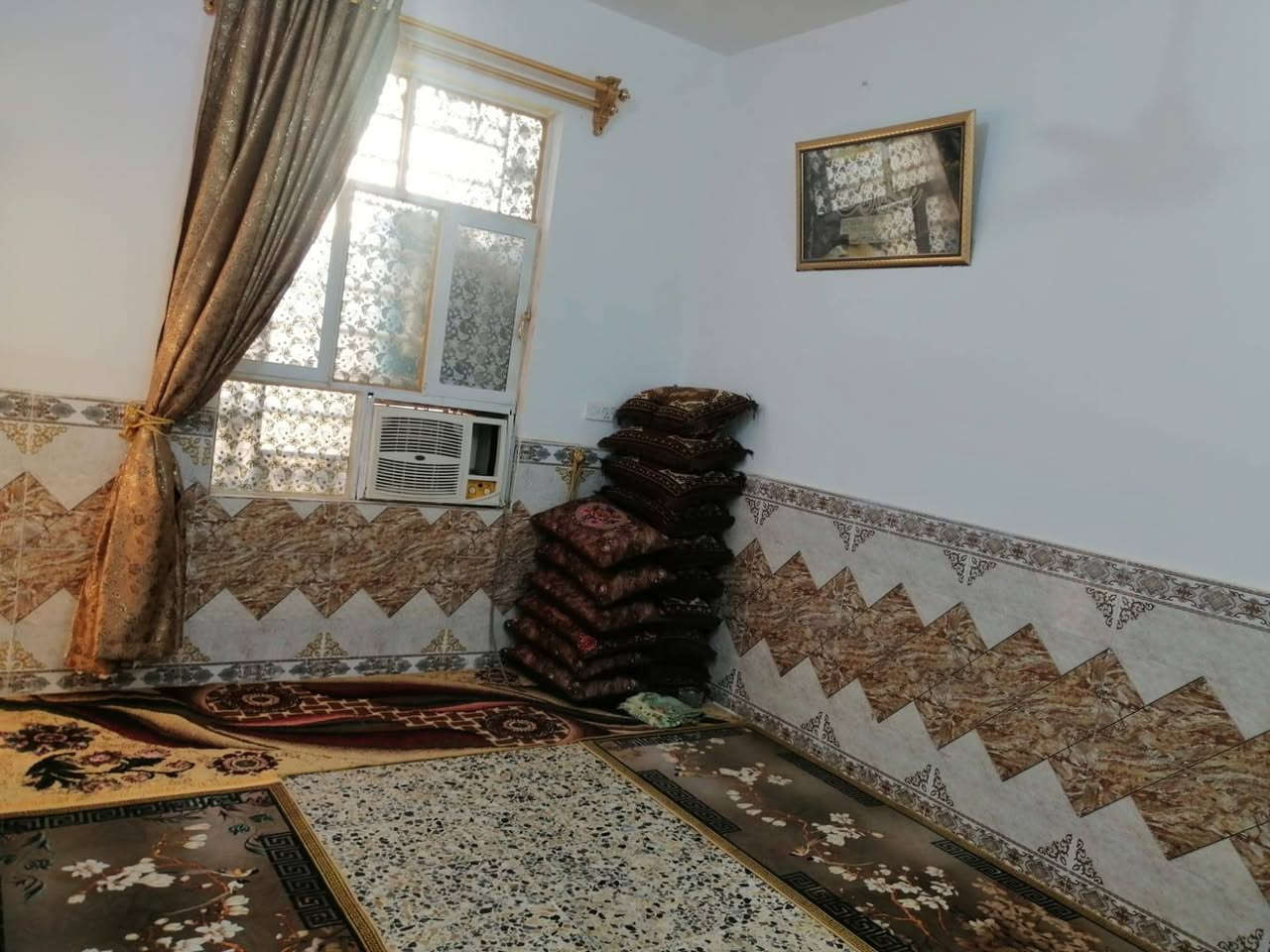 سلام عليكم بيت ١٠٠م للبيع حي النداء منطقه ٨٣ طابق واحد بية استقبال وصاله ومطبخ وغرفه مكشوفة وثنين صحيات السعر ٦٠ وبيه مجال اي استفسار اتصال على الرقم ***********
