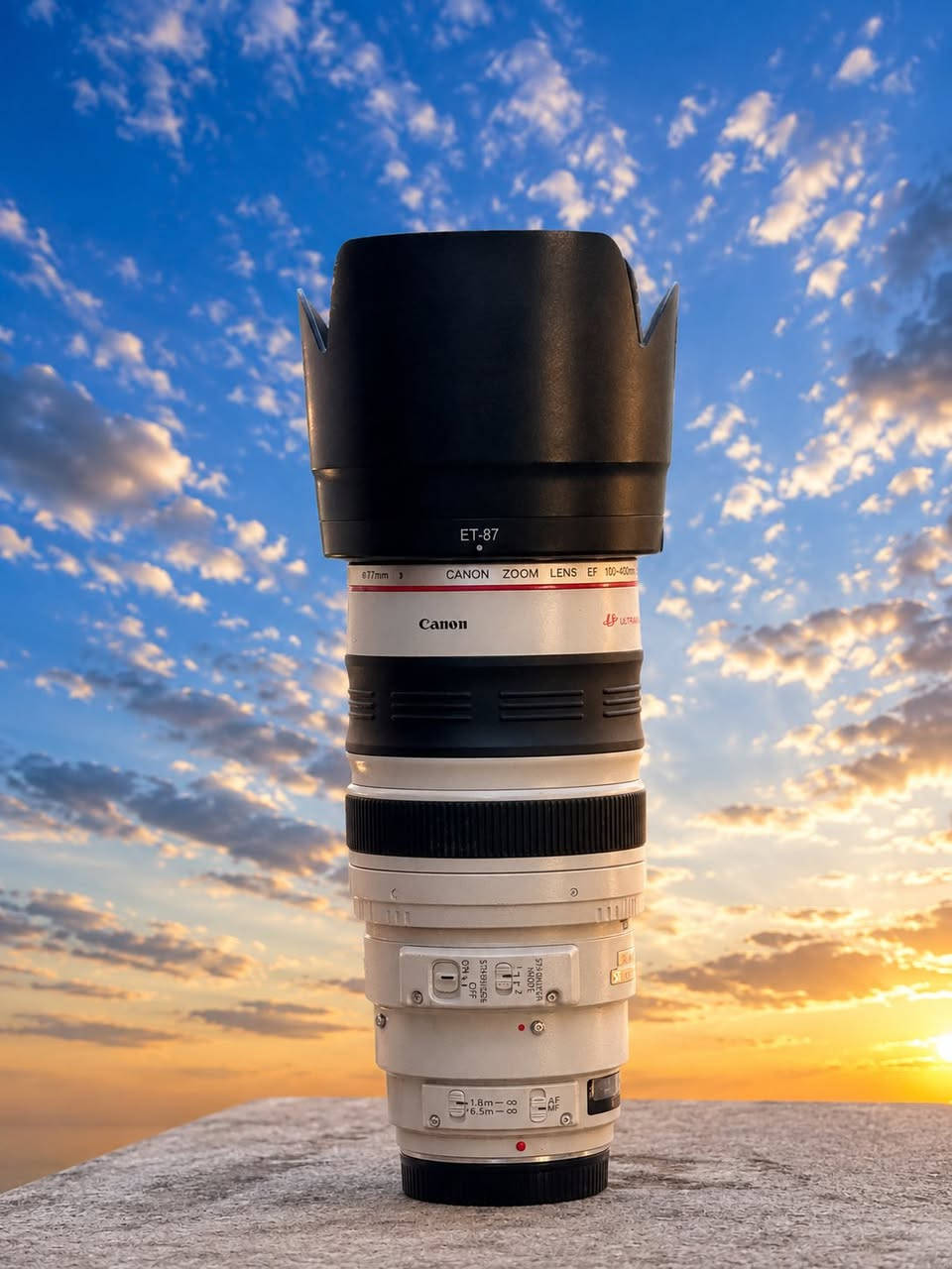 Canon EF 100-400mm f/4.5-5.6L IS USM
عدسه كانون رياضي 

* النوع: عدسة تليفوتو زوم احترافية
* البعد البؤري: 100mm إلى 400mm
* فتحة العدسة: f/4.5 – f/5.6
* المونت: Canon EF (لكاميرات كانون DSLR فل فريم وكراب)
* السلسلة: L Series الاحترافية
* مانع اهتزاز: IS Image Stabilizer
* محرك فوكس: USM Ultrasonic سريع وهادئ
* حجم الفلتر: 77mm
* أقل مسافة تركيز: تقريبًا 1.8 متر
* الوزن: حوالي 1.38 كغم

مميزات العدسة:

* ممتازة لتصوير:
    * الطيور
    * الرياضة
    * السيارات
    * الحياة البرية
    * القمر والطبيعة
* عزل وخلفية (بوكيه) جميلة جدًا
* فوكس سريع وقوي
* جودة حدة ممتازة خصوصًا بالنهار
* جسم متين احترافي
 
العنوان : بغداد / توصيل موجود لجميع محافظات العراق 
للاستفسار او المزيد من كاميرات التصوير  
*********** ( اتصال او واتساب )
