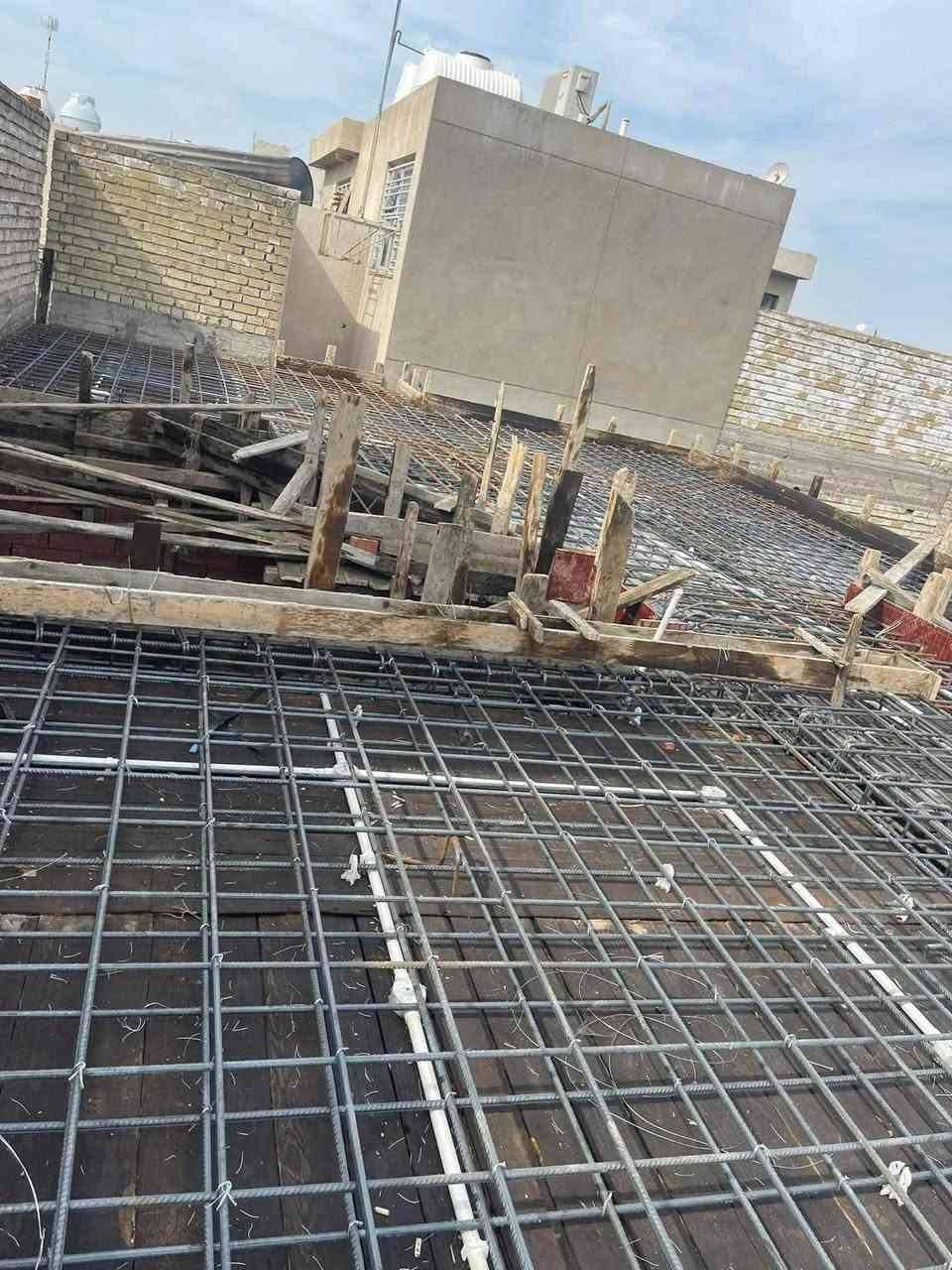 عرض مميز و حصري لبناء الهيكل 🔺 درجة اولى🔥
‏المتر (180) الف دينار فقط .. (العمل نقدا فقط)
‏(مساحات 100م فما فوق حصرا) (مواد وعمل)
‏هيكل طابوق اصفر ذرعة سقف بكوادر هندسية متخصصة 
‏-------------------------------
‏المواصفات : 
‏1- تهيئة الارض ورفع الانقاض + فرش جلمود و سبيس نوع النباعي مع الحدل الممتاز.
‏2-استخدام المبيدات ضد حشرة (الارضة) + فرش طبقة من النايلون الزراعي السميك.
‏3-عمل المجاري من نوع الامل الشريف المصري 
‏4-اساس نوع رفت بارتفاع 40 سم مسلح بواقع شبكتين بحديد ff العراقي او سابك السعودي مع عمل جسور بقطر 16 ملم تحت جميع الجدران .
‏5- كونكريت مركزي c35 من شركات معتمدة محلياً و خاضع للفحص .
‏6- عمل بادلو (بتلو) بارتفاع 20 سم و البناء بالطابوق الاصفر من معامل النهروان الخاضع للفحص و قليل الاملاح .
‏7- ارتفاع البناء لكل طابق 320 سم . 
‏8- عمل سقف كونكريت بسمك 20 سم مسلح شبكتين بحديد قطر 12 ملم مع عمل جسور ( رباطات) على جميع الجدران و بارتفاع (30) سم ..
‏9-بناء بيتونة بارتفاع 3 متر مع اضافة مردات ماء + ستارة بارتفاع 130 سم 
‏10- تنظيف الموقع و رفع الانقاض ..
‏----------------------------------
‏للاستفسار و معرفة جميع التفاصيل و العروض يرجى التواصل معنا  *********** 
‏
